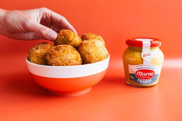 ⁠Mini arancini met Franse mosterd om in te dippen