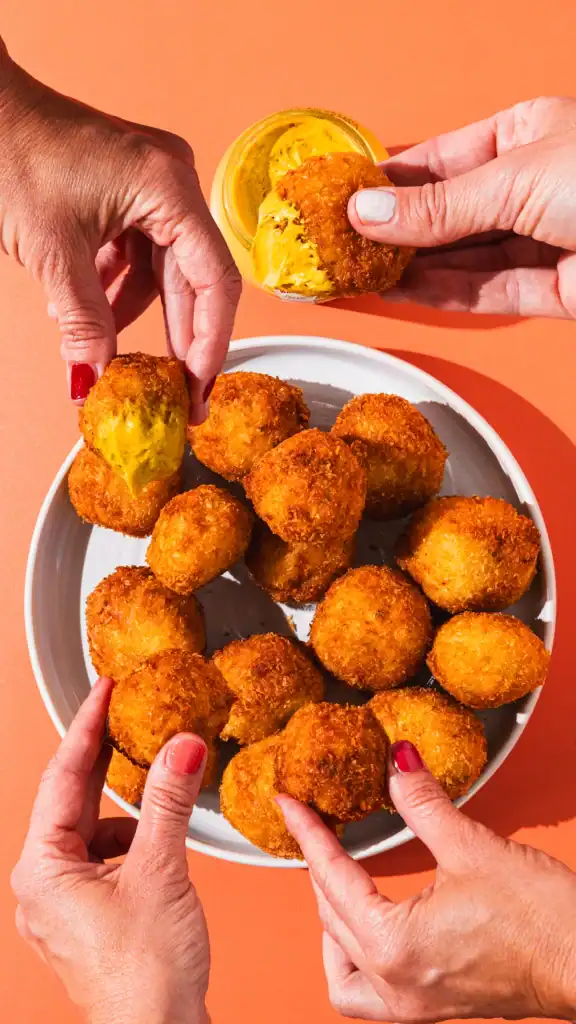 ⁠Mini arancini met Franse mosterd om in te dippen