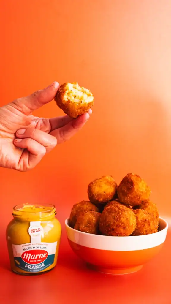 ⁠Mini arancini met Franse mosterd om in te dippen