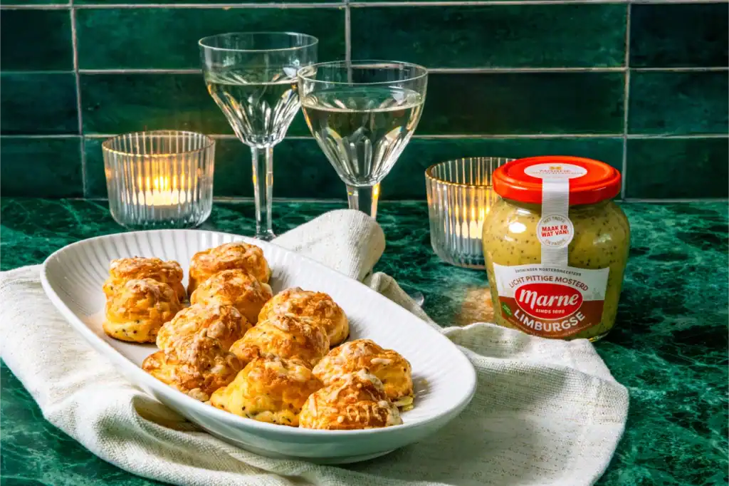 ⁠Gougeres (kaassoesjes) met Limburgse mosterd en gruyère