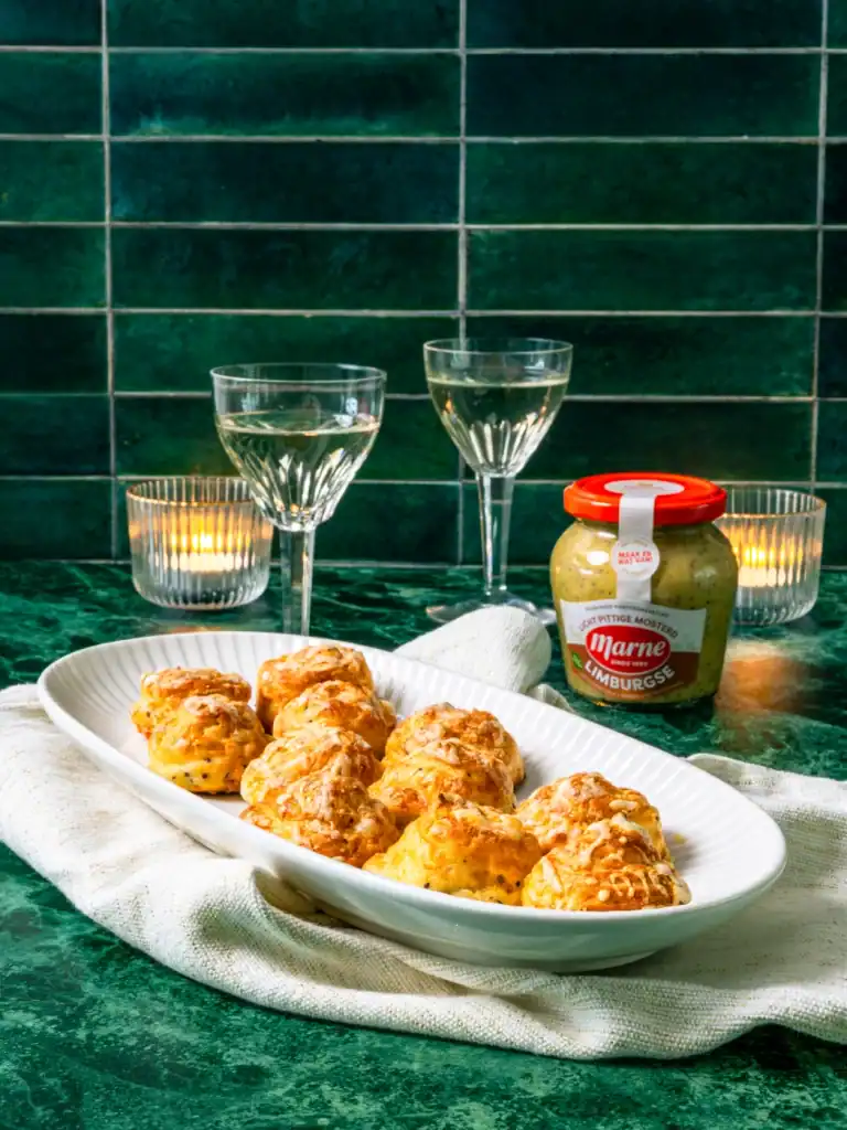 ⁠Gougeres (kaassoesjes) met Limburgse mosterd en gruyère