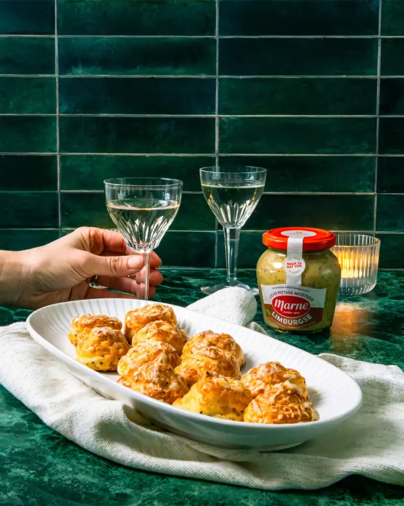 ⁠Gougeres (kaassoesjes) met Limburgse mosterd en gruyère