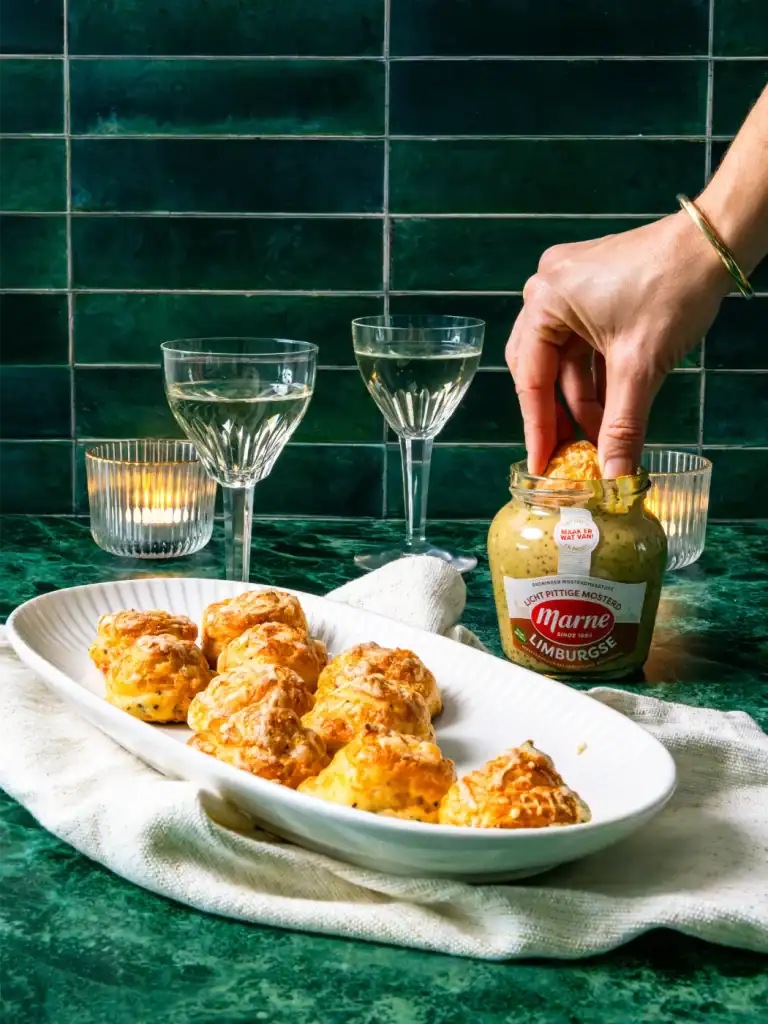 ⁠Gougeres (kaassoesjes) met Limburgse mosterd en gruyère