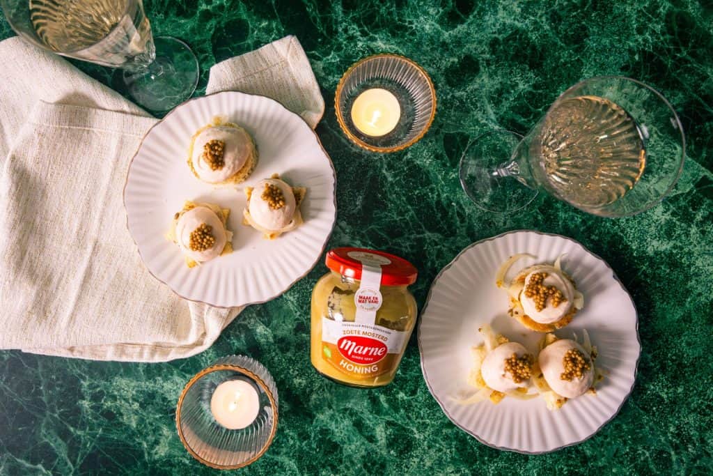 Briocherondjes met mosterd en zalmhouse