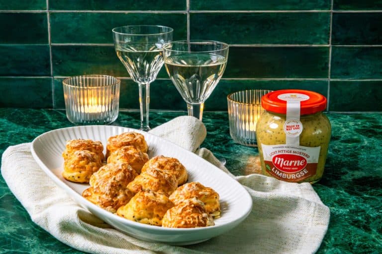 ⁠Gougeres (kaassoesjes) met Limburgse mosterd en gruyère