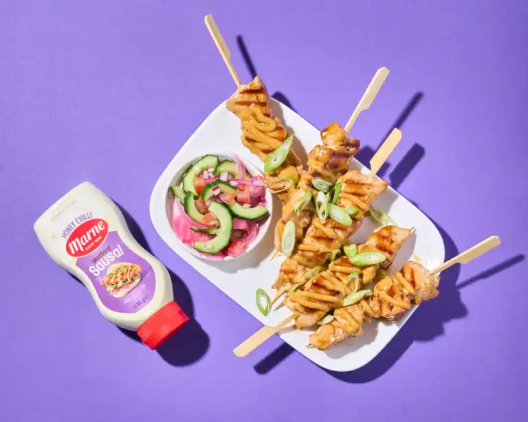 Kipspiesjes met Honey Chilli Sausa! & frisse atjar van komkommer en rode ui