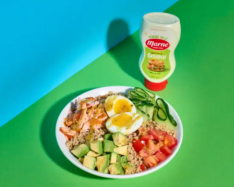 Quinoa bowl met zalmflakes, avocado, ei & Honing-dille Sausa!